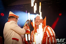 Rosenmontag Wecken Rathaus Umzug Heerlager 2026-02-16 180  Rosenmontag 2026 - Es sollte unser schönster Tag werden, aber das Wetter wollte es anders. Trotzdem wird er unvergesslich bleiben. Beim Wecken  vor dem WYNDHAM Hotel Duisburger Hof war es schon recht ungemütlich. Danach verbrachten wir ein paar schöne Stunden in unserem Rathaus, beim Prinzenfrühstück mit OB Sören Link. Pünktlich zum Start des Rosenmontagszugs geht es los mit dem Regen, bis auf kurze Momente hielt er an bis zum Ende des Zuges. Nachdem sich alle im König Pilsener Festzelt auf gewärmt hatten, kamen auf der Bühne die Verabschiedung von unserer Crew, Toni I., und der Kinderprinzencrew 2026. : DVPJ, Toni I, Jules I., Prinz Karneval, Prinz, Prinzessin Aileen I., Hofmarschälle, Page, Pagen, Paginnen, HDK, Duisburg, Karneval, Helau, Tollität, Event, Session 2025, Session 2025, HDK Duisburg, Hauptausschuss, Hauptausschuss Karneval Duisburg, Duisburg ist echt