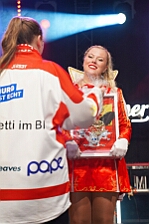 Rosenmontag Wecken Rathaus Umzug Heerlager 2026-02-16 182  Rosenmontag 2026 - Es sollte unser schönster Tag werden, aber das Wetter wollte es anders. Trotzdem wird er unvergesslich bleiben. Beim Wecken  vor dem WYNDHAM Hotel Duisburger Hof war es schon recht ungemütlich. Danach verbrachten wir ein paar schöne Stunden in unserem Rathaus, beim Prinzenfrühstück mit OB Sören Link. Pünktlich zum Start des Rosenmontagszugs geht es los mit dem Regen, bis auf kurze Momente hielt er an bis zum Ende des Zuges. Nachdem sich alle im König Pilsener Festzelt auf gewärmt hatten, kamen auf der Bühne die Verabschiedung von unserer Crew, Toni I., und der Kinderprinzencrew 2026. : DVPJ, Toni I, Jules I., Prinz Karneval, Prinz, Prinzessin Aileen I., Hofmarschälle, Page, Pagen, Paginnen, HDK, Duisburg, Karneval, Helau, Tollität, Event, Session 2025, Session 2025, HDK Duisburg, Hauptausschuss, Hauptausschuss Karneval Duisburg, Duisburg ist echt