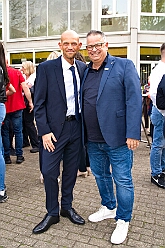 Wahlabend HDK 2026-04-17 04  Prinzenwahl HDK - Oliver I. mit Crew ist Prinz - Großartige Stimmung in und vor der Mensa, vom des. Oliver I. liebevoll auch „Keller“ genannt, der Gesamtschule Stadtmitte. Die designierte Prinzencrew, ziemlich nervös vor der Wahl der Präsidentenversammlung, präsentierte sich danach auf der Bühne doch schon recht souverän. Eine große Schar von Gratulanten war gekommen um auch der zukünftigen Kinderprinzencrew mit Prinz Niklas I., Prinzessin Greta I., den Paginen Leonie und Hanna zu gratulieren. : DVPJ, Toni I, Jules I., Prinz Karneval, Prinz, Prinzessin Aileen I., Hofmarschälle, Page, Pagen, Paginnen, HDK, Duisburg, Karneval, Helau, Tollität, Event, Session 2025, Session 2025, HDK Duisburg, Hauptausschuss, Hauptausschuss Karneval Duisburg, Duisburg ist echt