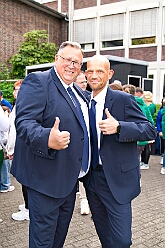 Wahlabend HDK 2026-04-17 09  Prinzenwahl HDK - Oliver I. mit Crew ist Prinz - Großartige Stimmung in und vor der Mensa, vom des. Oliver I. liebevoll auch „Keller“ genannt, der Gesamtschule Stadtmitte. Die designierte Prinzencrew, ziemlich nervös vor der Wahl der Präsidentenversammlung, präsentierte sich danach auf der Bühne doch schon recht souverän. Eine große Schar von Gratulanten war gekommen um auch der zukünftigen Kinderprinzencrew mit Prinz Niklas I., Prinzessin Greta I., den Paginen Leonie und Hanna zu gratulieren. : DVPJ, Toni I, Jules I., Prinz Karneval, Prinz, Prinzessin Aileen I., Hofmarschälle, Page, Pagen, Paginnen, HDK, Duisburg, Karneval, Helau, Tollität, Event, Session 2025, Session 2025, HDK Duisburg, Hauptausschuss, Hauptausschuss Karneval Duisburg, Duisburg ist echt
