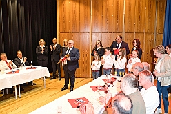 Wahlabend HDK 2026-04-17 23  Prinzenwahl HDK - Oliver I. mit Crew ist Prinz - Großartige Stimmung in und vor der Mensa, vom des. Oliver I. liebevoll auch „Keller“ genannt, der Gesamtschule Stadtmitte. Die designierte Prinzencrew, ziemlich nervös vor der Wahl der Präsidentenversammlung, präsentierte sich danach auf der Bühne doch schon recht souverän. Eine große Schar von Gratulanten war gekommen um auch der zukünftigen Kinderprinzencrew mit Prinz Niklas I., Prinzessin Greta I., den Paginen Leonie und Hanna zu gratulieren. : DVPJ, Toni I, Jules I., Prinz Karneval, Prinz, Prinzessin Aileen I., Hofmarschälle, Page, Pagen, Paginnen, HDK, Duisburg, Karneval, Helau, Tollität, Event, Session 2025, Session 2025, HDK Duisburg, Hauptausschuss, Hauptausschuss Karneval Duisburg, Duisburg ist echt