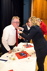 Wahlabend HDK 2026-04-17 26  Prinzenwahl HDK - Oliver I. mit Crew ist Prinz - Großartige Stimmung in und vor der Mensa, vom des. Oliver I. liebevoll auch „Keller“ genannt, der Gesamtschule Stadtmitte. Die designierte Prinzencrew, ziemlich nervös vor der Wahl der Präsidentenversammlung, präsentierte sich danach auf der Bühne doch schon recht souverän. Eine große Schar von Gratulanten war gekommen um auch der zukünftigen Kinderprinzencrew mit Prinz Niklas I., Prinzessin Greta I., den Paginen Leonie und Hanna zu gratulieren. : DVPJ, Toni I, Jules I., Prinz Karneval, Prinz, Prinzessin Aileen I., Hofmarschälle, Page, Pagen, Paginnen, HDK, Duisburg, Karneval, Helau, Tollität, Event, Session 2025, Session 2025, HDK Duisburg, Hauptausschuss, Hauptausschuss Karneval Duisburg, Duisburg ist echt