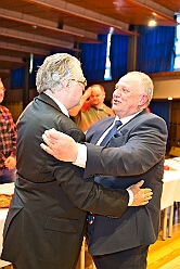 Wahlabend HDK 2026-04-17 28  Prinzenwahl HDK - Oliver I. mit Crew ist Prinz - Großartige Stimmung in und vor der Mensa, vom des. Oliver I. liebevoll auch „Keller“ genannt, der Gesamtschule Stadtmitte. Die designierte Prinzencrew, ziemlich nervös vor der Wahl der Präsidentenversammlung, präsentierte sich danach auf der Bühne doch schon recht souverän. Eine große Schar von Gratulanten war gekommen um auch der zukünftigen Kinderprinzencrew mit Prinz Niklas I., Prinzessin Greta I., den Paginen Leonie und Hanna zu gratulieren. : DVPJ, Toni I, Jules I., Prinz Karneval, Prinz, Prinzessin Aileen I., Hofmarschälle, Page, Pagen, Paginnen, HDK, Duisburg, Karneval, Helau, Tollität, Event, Session 2025, Session 2025, HDK Duisburg, Hauptausschuss, Hauptausschuss Karneval Duisburg, Duisburg ist echt