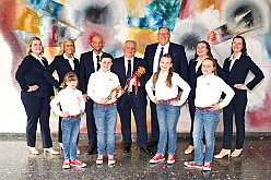 Wahlabend HDK 2026-04-17 30  Prinzenwahl HDK - Oliver I. mit Crew ist Prinz - Großartige Stimmung in und vor der Mensa, vom des. Oliver I. liebevoll auch „Keller“ genannt, der Gesamtschule Stadtmitte. Die designierte Prinzencrew, ziemlich nervös vor der Wahl der Präsidentenversammlung, präsentierte sich danach auf der Bühne doch schon recht souverän. Eine große Schar von Gratulanten war gekommen um auch der zukünftigen Kinderprinzencrew mit Prinz Niklas I., Prinzessin Greta I., den Paginen Leonie und Hanna zu gratulieren. : DVPJ, Toni I, Jules I., Prinz Karneval, Prinz, Prinzessin Aileen I., Hofmarschälle, Page, Pagen, Paginnen, HDK, Duisburg, Karneval, Helau, Tollität, Event, Session 2025, Session 2025, HDK Duisburg, Hauptausschuss, Hauptausschuss Karneval Duisburg, Duisburg ist echt