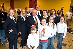 Wahlabend HDK 2026-04-17 34  Prinzenwahl HDK - Oliver I. mit Crew ist Prinz - Großartige Stimmung in und vor der Mensa, vom des. Oliver I. liebevoll auch „Keller“ genannt, der Gesamtschule Stadtmitte. Die designierte Prinzencrew, ziemlich nervös vor der Wahl der Präsidentenversammlung, präsentierte sich danach auf der Bühne doch schon recht souverän. Eine große Schar von Gratulanten war gekommen um auch der zukünftigen Kinderprinzencrew mit Prinz Niklas I., Prinzessin Greta I., den Paginen Leonie und Hanna zu gratulieren. : DVPJ, Toni I, Jules I., Prinz Karneval, Prinz, Prinzessin Aileen I., Hofmarschälle, Page, Pagen, Paginnen, HDK, Duisburg, Karneval, Helau, Tollität, Event, Session 2025, Session 2025, HDK Duisburg, Hauptausschuss, Hauptausschuss Karneval Duisburg, Duisburg ist echt