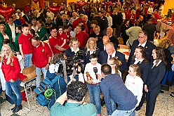 Wahlabend HDK 2026-04-17 35  Prinzenwahl HDK - Oliver I. mit Crew ist Prinz - Großartige Stimmung in und vor der Mensa, vom des. Oliver I. liebevoll auch „Keller“ genannt, der Gesamtschule Stadtmitte. Die designierte Prinzencrew, ziemlich nervös vor der Wahl der Präsidentenversammlung, präsentierte sich danach auf der Bühne doch schon recht souverän. Eine große Schar von Gratulanten war gekommen um auch der zukünftigen Kinderprinzencrew mit Prinz Niklas I., Prinzessin Greta I., den Paginen Leonie und Hanna zu gratulieren. : DVPJ, Toni I, Jules I., Prinz Karneval, Prinz, Prinzessin Aileen I., Hofmarschälle, Page, Pagen, Paginnen, HDK, Duisburg, Karneval, Helau, Tollität, Event, Session 2025, Session 2025, HDK Duisburg, Hauptausschuss, Hauptausschuss Karneval Duisburg, Duisburg ist echt