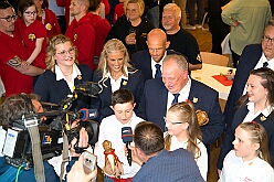 Wahlabend HDK 2026-04-17 36  Prinzenwahl HDK - Oliver I. mit Crew ist Prinz - Großartige Stimmung in und vor der Mensa, vom des. Oliver I. liebevoll auch „Keller“ genannt, der Gesamtschule Stadtmitte. Die designierte Prinzencrew, ziemlich nervös vor der Wahl der Präsidentenversammlung, präsentierte sich danach auf der Bühne doch schon recht souverän. Eine große Schar von Gratulanten war gekommen um auch der zukünftigen Kinderprinzencrew mit Prinz Niklas I., Prinzessin Greta I., den Paginen Leonie und Hanna zu gratulieren. : DVPJ, Toni I, Jules I., Prinz Karneval, Prinz, Prinzessin Aileen I., Hofmarschälle, Page, Pagen, Paginnen, HDK, Duisburg, Karneval, Helau, Tollität, Event, Session 2025, Session 2025, HDK Duisburg, Hauptausschuss, Hauptausschuss Karneval Duisburg, Duisburg ist echt
