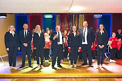 Wahlabend HDK 2026-04-17 54  Prinzenwahl HDK - Oliver I. mit Crew ist Prinz - Großartige Stimmung in und vor der Mensa, vom des. Oliver I. liebevoll auch „Keller“ genannt, der Gesamtschule Stadtmitte. Die designierte Prinzencrew, ziemlich nervös vor der Wahl der Präsidentenversammlung, präsentierte sich danach auf der Bühne doch schon recht souverän. Eine große Schar von Gratulanten war gekommen um auch der zukünftigen Kinderprinzencrew mit Prinz Niklas I., Prinzessin Greta I., den Paginen Leonie und Hanna zu gratulieren. : DVPJ, Toni I, Jules I., Prinz Karneval, Prinz, Prinzessin Aileen I., Hofmarschälle, Page, Pagen, Paginnen, HDK, Duisburg, Karneval, Helau, Tollität, Event, Session 2025, Session 2025, HDK Duisburg, Hauptausschuss, Hauptausschuss Karneval Duisburg, Duisburg ist echt