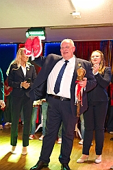 Wahlabend HDK 2026-04-17 59  Prinzenwahl HDK - Oliver I. mit Crew ist Prinz - Großartige Stimmung in und vor der Mensa, vom des. Oliver I. liebevoll auch „Keller“ genannt, der Gesamtschule Stadtmitte. Die designierte Prinzencrew, ziemlich nervös vor der Wahl der Präsidentenversammlung, präsentierte sich danach auf der Bühne doch schon recht souverän. Eine große Schar von Gratulanten war gekommen um auch der zukünftigen Kinderprinzencrew mit Prinz Niklas I., Prinzessin Greta I., den Paginen Leonie und Hanna zu gratulieren. : DVPJ, Toni I, Jules I., Prinz Karneval, Prinz, Prinzessin Aileen I., Hofmarschälle, Page, Pagen, Paginnen, HDK, Duisburg, Karneval, Helau, Tollität, Event, Session 2025, Session 2025, HDK Duisburg, Hauptausschuss, Hauptausschuss Karneval Duisburg, Duisburg ist echt