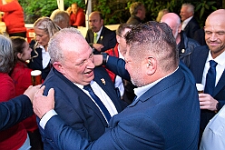 Wahlabend HDK 2026-04-17 61  Prinzenwahl HDK - Oliver I. mit Crew ist Prinz - Großartige Stimmung in und vor der Mensa, vom des. Oliver I. liebevoll auch „Keller“ genannt, der Gesamtschule Stadtmitte. Die designierte Prinzencrew, ziemlich nervös vor der Wahl der Präsidentenversammlung, präsentierte sich danach auf der Bühne doch schon recht souverän. Eine große Schar von Gratulanten war gekommen um auch der zukünftigen Kinderprinzencrew mit Prinz Niklas I., Prinzessin Greta I., den Paginen Leonie und Hanna zu gratulieren. : DVPJ, Toni I, Jules I., Prinz Karneval, Prinz, Prinzessin Aileen I., Hofmarschälle, Page, Pagen, Paginnen, HDK, Duisburg, Karneval, Helau, Tollität, Event, Session 2025, Session 2025, HDK Duisburg, Hauptausschuss, Hauptausschuss Karneval Duisburg, Duisburg ist echt