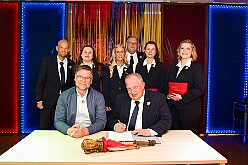 Wahlabend HDK 2026-04-17 73  Prinzenwahl HDK - Oliver I. mit Crew ist Prinz - Großartige Stimmung in und vor der Mensa, vom des. Oliver I. liebevoll auch „Keller“ genannt, der Gesamtschule Stadtmitte. Die designierte Prinzencrew, ziemlich nervös vor der Wahl der Präsidentenversammlung, präsentierte sich danach auf der Bühne doch schon recht souverän. Eine große Schar von Gratulanten war gekommen um auch der zukünftigen Kinderprinzencrew mit Prinz Niklas I., Prinzessin Greta I., den Paginen Leonie und Hanna zu gratulieren. : DVPJ, Toni I, Jules I., Prinz Karneval, Prinz, Prinzessin Aileen I., Hofmarschälle, Page, Pagen, Paginnen, HDK, Duisburg, Karneval, Helau, Tollität, Event, Session 2025, Session 2025, HDK Duisburg, Hauptausschuss, Hauptausschuss Karneval Duisburg, Duisburg ist echt