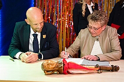 Wahlabend HDK 2026-04-17 77  Prinzenwahl HDK - Oliver I. mit Crew ist Prinz - Großartige Stimmung in und vor der Mensa, vom des. Oliver I. liebevoll auch „Keller“ genannt, der Gesamtschule Stadtmitte. Die designierte Prinzencrew, ziemlich nervös vor der Wahl der Präsidentenversammlung, präsentierte sich danach auf der Bühne doch schon recht souverän. Eine große Schar von Gratulanten war gekommen um auch der zukünftigen Kinderprinzencrew mit Prinz Niklas I., Prinzessin Greta I., den Paginen Leonie und Hanna zu gratulieren. : DVPJ, Toni I, Jules I., Prinz Karneval, Prinz, Prinzessin Aileen I., Hofmarschälle, Page, Pagen, Paginnen, HDK, Duisburg, Karneval, Helau, Tollität, Event, Session 2025, Session 2025, HDK Duisburg, Hauptausschuss, Hauptausschuss Karneval Duisburg, Duisburg ist echt