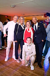 Wahlabend HDK 2026-04-17 81  Prinzenwahl HDK - Oliver I. mit Crew ist Prinz - Großartige Stimmung in und vor der Mensa, vom des. Oliver I. liebevoll auch „Keller“ genannt, der Gesamtschule Stadtmitte. Die designierte Prinzencrew, ziemlich nervös vor der Wahl der Präsidentenversammlung, präsentierte sich danach auf der Bühne doch schon recht souverän. Eine große Schar von Gratulanten war gekommen um auch der zukünftigen Kinderprinzencrew mit Prinz Niklas I., Prinzessin Greta I., den Paginen Leonie und Hanna zu gratulieren. : DVPJ, Toni I, Jules I., Prinz Karneval, Prinz, Prinzessin Aileen I., Hofmarschälle, Page, Pagen, Paginnen, HDK, Duisburg, Karneval, Helau, Tollität, Event, Session 2025, Session 2025, HDK Duisburg, Hauptausschuss, Hauptausschuss Karneval Duisburg, Duisburg ist echt