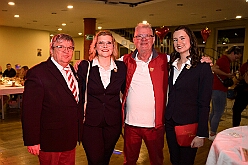 Wahlabend HDK 2026-04-17 82  Prinzenwahl HDK - Oliver I. mit Crew ist Prinz - Großartige Stimmung in und vor der Mensa, vom des. Oliver I. liebevoll auch „Keller“ genannt, der Gesamtschule Stadtmitte. Die designierte Prinzencrew, ziemlich nervös vor der Wahl der Präsidentenversammlung, präsentierte sich danach auf der Bühne doch schon recht souverän. Eine große Schar von Gratulanten war gekommen um auch der zukünftigen Kinderprinzencrew mit Prinz Niklas I., Prinzessin Greta I., den Paginen Leonie und Hanna zu gratulieren. : DVPJ, Toni I, Jules I., Prinz Karneval, Prinz, Prinzessin Aileen I., Hofmarschälle, Page, Pagen, Paginnen, HDK, Duisburg, Karneval, Helau, Tollität, Event, Session 2025, Session 2025, HDK Duisburg, Hauptausschuss, Hauptausschuss Karneval Duisburg, Duisburg ist echt