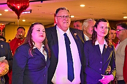 Wahlabend HDK 2026-04-17 86  Prinzenwahl HDK - Oliver I. mit Crew ist Prinz - Großartige Stimmung in und vor der Mensa, vom des. Oliver I. liebevoll auch „Keller“ genannt, der Gesamtschule Stadtmitte. Die designierte Prinzencrew, ziemlich nervös vor der Wahl der Präsidentenversammlung, präsentierte sich danach auf der Bühne doch schon recht souverän. Eine große Schar von Gratulanten war gekommen um auch der zukünftigen Kinderprinzencrew mit Prinz Niklas I., Prinzessin Greta I., den Paginen Leonie und Hanna zu gratulieren. : DVPJ, Toni I, Jules I., Prinz Karneval, Prinz, Prinzessin Aileen I., Hofmarschälle, Page, Pagen, Paginnen, HDK, Duisburg, Karneval, Helau, Tollität, Event, Session 2025, Session 2025, HDK Duisburg, Hauptausschuss, Hauptausschuss Karneval Duisburg, Duisburg ist echt