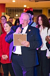 Wahlabend HDK 2026-04-17 88  Prinzenwahl HDK - Oliver I. mit Crew ist Prinz - Großartige Stimmung in und vor der Mensa, vom des. Oliver I. liebevoll auch „Keller“ genannt, der Gesamtschule Stadtmitte. Die designierte Prinzencrew, ziemlich nervös vor der Wahl der Präsidentenversammlung, präsentierte sich danach auf der Bühne doch schon recht souverän. Eine große Schar von Gratulanten war gekommen um auch der zukünftigen Kinderprinzencrew mit Prinz Niklas I., Prinzessin Greta I., den Paginen Leonie und Hanna zu gratulieren. : DVPJ, Toni I, Jules I., Prinz Karneval, Prinz, Prinzessin Aileen I., Hofmarschälle, Page, Pagen, Paginnen, HDK, Duisburg, Karneval, Helau, Tollität, Event, Session 2025, Session 2025, HDK Duisburg, Hauptausschuss, Hauptausschuss Karneval Duisburg, Duisburg ist echt