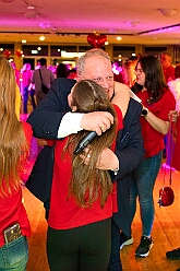 Wahlabend HDK 2026-04-17 90  Prinzenwahl HDK - Oliver I. mit Crew ist Prinz - Großartige Stimmung in und vor der Mensa, vom des. Oliver I. liebevoll auch „Keller“ genannt, der Gesamtschule Stadtmitte. Die designierte Prinzencrew, ziemlich nervös vor der Wahl der Präsidentenversammlung, präsentierte sich danach auf der Bühne doch schon recht souverän. Eine große Schar von Gratulanten war gekommen um auch der zukünftigen Kinderprinzencrew mit Prinz Niklas I., Prinzessin Greta I., den Paginen Leonie und Hanna zu gratulieren. : DVPJ, Toni I, Jules I., Prinz Karneval, Prinz, Prinzessin Aileen I., Hofmarschälle, Page, Pagen, Paginnen, HDK, Duisburg, Karneval, Helau, Tollität, Event, Session 2025, Session 2025, HDK Duisburg, Hauptausschuss, Hauptausschuss Karneval Duisburg, Duisburg ist echt