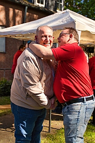 01 RG Laar Maifest 2026-04-25 03  Maifest und Jubiläumsabend - Am Samstag, 25. April, besuchten wir in den Nachmittagsstunden das „Rot-Goldene Maifest“ bei unseren Karnevalsfreunden im Garten des St. Ewaldi Hauses in Laar. Am Abend waren wir dann beim 25-jährigen Bühnenjubiläum, „Eine Nacht mit Freunden“, von Dirk Florin in der Mehrzweckhalle in Beeckerwerth. : DVPJ, Toni I, Jules I., Prinz Karneval, Prinz, Prinzessin Aileen I., Hofmarschälle, Page, Pagen, Paginnen, HDK, Duisburg, Karneval, Helau, Tollität, Event, Session 2025, Session 2025, HDK Duisburg, Hauptausschuss, Hauptausschuss Karneval Duisburg, Duisburg ist echt