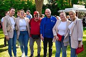 01 RG Laar Maifest 2026-04-25 15  Maifest und Jubiläumsabend - Am Samstag, 25. April, besuchten wir in den Nachmittagsstunden das „Rot-Goldene Maifest“ bei unseren Karnevalsfreunden im Garten des St. Ewaldi Hauses in Laar. Am Abend waren wir dann beim 25-jährigen Bühnenjubiläum, „Eine Nacht mit Freunden“, von Dirk Florin in der Mehrzweckhalle in Beeckerwerth. : DVPJ, Toni I, Jules I., Prinz Karneval, Prinz, Prinzessin Aileen I., Hofmarschälle, Page, Pagen, Paginnen, HDK, Duisburg, Karneval, Helau, Tollität, Event, Session 2025, Session 2025, HDK Duisburg, Hauptausschuss, Hauptausschuss Karneval Duisburg, Duisburg ist echt