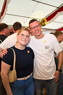 02 Jubilaeum Mündelheim 2026-05-02 15  Die „Räuber“ zum Jubiläum - Der Löschzug 750, Mündelheim / Ehingen / Serm, feierte sein 120-jähriges Jubiläum im Rahmen „WIR SIND DORF“ zusammen mit dem Tambourcorps „Rheinklang Mündelheim“, das 100 Jahre alt wurde. Im Festzelt besuchten wir am Samstag dann dazu das Konzert der „RÄUBER“. : DVPJ, Toni I, Jules I., Prinz Karneval, Prinz, Prinzessin Aileen I., Hofmarschälle, Page, Pagen, Paginnen, HDK, Duisburg, Karneval, Helau, Tollität, Event, Session 2025, Session 2025, HDK Duisburg, Hauptausschuss, Hauptausschuss Karneval Duisburg, Duisburg ist echt