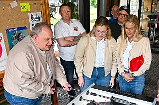 Fruehl Fest RW Rheinh 2026- 05-14 08  Lausiges, nasses Frühlingsfest - Wie in jedem Jahr auf auf Christi Himmelfahrt, oder auch dem „Vatertag“, hatte die KG Rot-Weiß Rheinhausen zum ihrem Frühlingsfest geladen. Statt den lustigen „Schaukelfotos“,  die in diesem Jahr wegen der Witterung ausfallen mussten, gab es ein „CREW-Kickerduell“. Das Fest wurde in die Erlöserkirche verlegt. : DVPJ, Toni I, Jules I., Prinz Karneval, Prinz, Prinzessin Aileen I., Hofmarschälle, Page, Pagen, Paginnen, HDK, Duisburg, Karneval, Helau, Tollität, Event, Session 2025, Session 2025, HDK Duisburg, Hauptausschuss, Hauptausschuss Karneval Duisburg, Duisburg ist echt