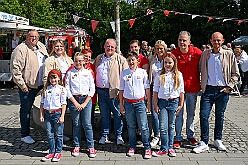02 Sommerf GrafschFunken 2026-06-13 01  Aus dem Drachenboot zum Sommerfest  - Am Samstag, 13. Juni, unterstützten unsere Stephanie und der Sebastian aktiv das Drachenbootteam des Duisburger DRK bei der Fun-Regatta im Innenhafen. Danach besuchten wir dann das Sommerfest der Grafschafter Funken in Moers und der Stadtgarde Duisburg Rot Weiß 2011.e.V. : DVPJ, Toni I, Jules I., Prinz Karneval, Prinz, Prinzessin Aileen I., Hofmarschälle, Page, Pagen, Paginnen, HDK, Duisburg, Karneval, Helau, Tollität, Event, Session 2025, Session 2025, HDK Duisburg, Hauptausschuss, Hauptausschuss Karneval Duisburg, Duisburg ist echt