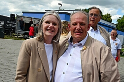02 Sommerf GrafschFunken 2026-06-13 15  Aus dem Drachenboot zum Sommerfest  - Am Samstag, 13. Juni, unterstützten unsere Stephanie und der Sebastian aktiv das Drachenbootteam des Duisburger DRK bei der Fun-Regatta im Innenhafen. Danach besuchten wir dann das Sommerfest der Grafschafter Funken in Moers und der Stadtgarde Duisburg Rot Weiß 2011.e.V. : DVPJ, Toni I, Jules I., Prinz Karneval, Prinz, Prinzessin Aileen I., Hofmarschälle, Page, Pagen, Paginnen, HDK, Duisburg, Karneval, Helau, Tollität, Event, Session 2025, Session 2025, HDK Duisburg, Hauptausschuss, Hauptausschuss Karneval Duisburg, Duisburg ist echt