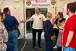 03 Sommerf Stadtgarde RW 2026-06-13 02  Aus dem Drachenboot zum Sommerfest  - Am Samstag, 13. Juni, unterstützten unsere Stephanie und der Sebastian aktiv das Drachenbootteam des Duisburger DRK bei der Fun-Regatta im Innenhafen. Danach besuchten wir dann das Sommerfest der Grafschafter Funken in Moers und der Stadtgarde Duisburg Rot Weiß 2011.e.V. : DVPJ, Toni I, Jules I., Prinz Karneval, Prinz, Prinzessin Aileen I., Hofmarschälle, Page, Pagen, Paginnen, HDK, Duisburg, Karneval, Helau, Tollität, Event, Session 2025, Session 2025, HDK Duisburg, Hauptausschuss, Hauptausschuss Karneval Duisburg, Duisburg ist echt