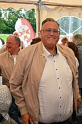 03 Sommerf Stadtgarde RW 2026-06-13 03  Aus dem Drachenboot zum Sommerfest  - Am Samstag, 13. Juni, unterstützten unsere Stephanie und der Sebastian aktiv das Drachenbootteam des Duisburger DRK bei der Fun-Regatta im Innenhafen. Danach besuchten wir dann das Sommerfest der Grafschafter Funken in Moers und der Stadtgarde Duisburg Rot Weiß 2011.e.V. : DVPJ, Toni I, Jules I., Prinz Karneval, Prinz, Prinzessin Aileen I., Hofmarschälle, Page, Pagen, Paginnen, HDK, Duisburg, Karneval, Helau, Tollität, Event, Session 2025, Session 2025, HDK Duisburg, Hauptausschuss, Hauptausschuss Karneval Duisburg, Duisburg ist echt
