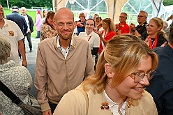03 Sommerf Stadtgarde RW 2026-06-13 05  Aus dem Drachenboot zum Sommerfest  - Am Samstag, 13. Juni, unterstützten unsere Stephanie und der Sebastian aktiv das Drachenbootteam des Duisburger DRK bei der Fun-Regatta im Innenhafen. Danach besuchten wir dann das Sommerfest der Grafschafter Funken in Moers und der Stadtgarde Duisburg Rot Weiß 2011.e.V. : DVPJ, Toni I, Jules I., Prinz Karneval, Prinz, Prinzessin Aileen I., Hofmarschälle, Page, Pagen, Paginnen, HDK, Duisburg, Karneval, Helau, Tollität, Event, Session 2025, Session 2025, HDK Duisburg, Hauptausschuss, Hauptausschuss Karneval Duisburg, Duisburg ist echt