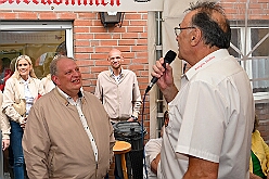 03 Sommerf Stadtgarde RW 2026-06-13 06  Aus dem Drachenboot zum Sommerfest  - Am Samstag, 13. Juni, unterstützten unsere Stephanie und der Sebastian aktiv das Drachenbootteam des Duisburger DRK bei der Fun-Regatta im Innenhafen. Danach besuchten wir dann das Sommerfest der Grafschafter Funken in Moers und der Stadtgarde Duisburg Rot Weiß 2011.e.V. : DVPJ, Toni I, Jules I., Prinz Karneval, Prinz, Prinzessin Aileen I., Hofmarschälle, Page, Pagen, Paginnen, HDK, Duisburg, Karneval, Helau, Tollität, Event, Session 2025, Session 2025, HDK Duisburg, Hauptausschuss, Hauptausschuss Karneval Duisburg, Duisburg ist echt