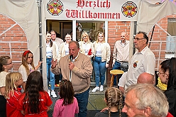 03 Sommerf Stadtgarde RW 2026-06-13 08  Aus dem Drachenboot zum Sommerfest  - Am Samstag, 13. Juni, unterstützten unsere Stephanie und der Sebastian aktiv das Drachenbootteam des Duisburger DRK bei der Fun-Regatta im Innenhafen. Danach besuchten wir dann das Sommerfest der Grafschafter Funken in Moers und der Stadtgarde Duisburg Rot Weiß 2011.e.V. : DVPJ, Toni I, Jules I., Prinz Karneval, Prinz, Prinzessin Aileen I., Hofmarschälle, Page, Pagen, Paginnen, HDK, Duisburg, Karneval, Helau, Tollität, Event, Session 2025, Session 2025, HDK Duisburg, Hauptausschuss, Hauptausschuss Karneval Duisburg, Duisburg ist echt