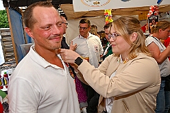 03 Sommerf Stadtgarde RW 2026-06-13 09  Aus dem Drachenboot zum Sommerfest  - Am Samstag, 13. Juni, unterstützten unsere Stephanie und der Sebastian aktiv das Drachenbootteam des Duisburger DRK bei der Fun-Regatta im Innenhafen. Danach besuchten wir dann das Sommerfest der Grafschafter Funken in Moers und der Stadtgarde Duisburg Rot Weiß 2011.e.V. : DVPJ, Toni I, Jules I., Prinz Karneval, Prinz, Prinzessin Aileen I., Hofmarschälle, Page, Pagen, Paginnen, HDK, Duisburg, Karneval, Helau, Tollität, Event, Session 2025, Session 2025, HDK Duisburg, Hauptausschuss, Hauptausschuss Karneval Duisburg, Duisburg ist echt