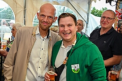 03 Sommerf Stadtgarde RW 2026-06-13 10  Aus dem Drachenboot zum Sommerfest  - Am Samstag, 13. Juni, unterstützten unsere Stephanie und der Sebastian aktiv das Drachenbootteam des Duisburger DRK bei der Fun-Regatta im Innenhafen. Danach besuchten wir dann das Sommerfest der Grafschafter Funken in Moers und der Stadtgarde Duisburg Rot Weiß 2011.e.V. : DVPJ, Toni I, Jules I., Prinz Karneval, Prinz, Prinzessin Aileen I., Hofmarschälle, Page, Pagen, Paginnen, HDK, Duisburg, Karneval, Helau, Tollität, Event, Session 2025, Session 2025, HDK Duisburg, Hauptausschuss, Hauptausschuss Karneval Duisburg, Duisburg ist echt