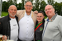 03 Sommerf Stadtgarde RW 2026-06-13 14  Aus dem Drachenboot zum Sommerfest  - Am Samstag, 13. Juni, unterstützten unsere Stephanie und der Sebastian aktiv das Drachenbootteam des Duisburger DRK bei der Fun-Regatta im Innenhafen. Danach besuchten wir dann das Sommerfest der Grafschafter Funken in Moers und der Stadtgarde Duisburg Rot Weiß 2011.e.V. : DVPJ, Toni I, Jules I., Prinz Karneval, Prinz, Prinzessin Aileen I., Hofmarschälle, Page, Pagen, Paginnen, HDK, Duisburg, Karneval, Helau, Tollität, Event, Session 2025, Session 2025, HDK Duisburg, Hauptausschuss, Hauptausschuss Karneval Duisburg, Duisburg ist echt