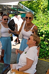 Sommerfest MarxlohJecken 2026-06-27 02  Bei tropischen 39° zur Premiere - Es war die erste „Sommer-Party“ der Marxloher-Jecken. Unter dem Motto „Feiern mit Freunden“ wurde auf dem Gelände der GGS „Am Mattlerbusch“, neben dem Niederrheinischen Karnevalsmusem, die Sommerfestpremiere gefeiert. Mit guter Laune und einer Super Stimmung wurde der Hitze getrotzt. : DVPJ, Toni I, Jules I., Prinz Karneval, Prinz, Prinzessin Aileen I., Hofmarschälle, Page, Pagen, Paginnen, HDK, Duisburg, Karneval, Helau, Tollität, Event, Session 2025, Session 2025, HDK Duisburg, Hauptausschuss, Hauptausschuss Karneval Duisburg, Duisburg ist echt