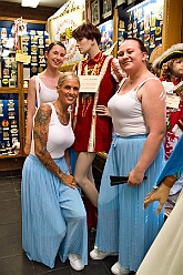 Sommerfest MarxlohJecken 2026-06-27 22  Bei tropischen 39° zur Premiere - Es war die erste „Sommer-Party“ der Marxloher-Jecken. Unter dem Motto „Feiern mit Freunden“ wurde auf dem Gelände der GGS „Am Mattlerbusch“, neben dem Niederrheinischen Karnevalsmusem, die Sommerfestpremiere gefeiert. Mit guter Laune und einer Super Stimmung wurde der Hitze getrotzt. : DVPJ, Toni I, Jules I., Prinz Karneval, Prinz, Prinzessin Aileen I., Hofmarschälle, Page, Pagen, Paginnen, HDK, Duisburg, Karneval, Helau, Tollität, Event, Session 2025, Session 2025, HDK Duisburg, Hauptausschuss, Hauptausschuss Karneval Duisburg, Duisburg ist echt