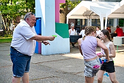 Sommerfest MarxlohJecken 2026-06-27 31  Bei tropischen 39° zur Premiere - Es war die erste „Sommer-Party“ der Marxloher-Jecken. Unter dem Motto „Feiern mit Freunden“ wurde auf dem Gelände der GGS „Am Mattlerbusch“, neben dem Niederrheinischen Karnevalsmusem, die Sommerfestpremiere gefeiert. Mit guter Laune und einer Super Stimmung wurde der Hitze getrotzt. : DVPJ, Toni I, Jules I., Prinz Karneval, Prinz, Prinzessin Aileen I., Hofmarschälle, Page, Pagen, Paginnen, HDK, Duisburg, Karneval, Helau, Tollität, Event, Session 2025, Session 2025, HDK Duisburg, Hauptausschuss, Hauptausschuss Karneval Duisburg, Duisburg ist echt