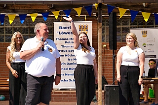 Sommerf KG Baerl 2026- 07-11 11  Sommerfest « Blau-Gelb » - Im äußersten Nordwesten Duisburgs, in Baerl, feierte die 1. KG Baerl Blau-Gelb e.V. bei strahlendem Sonnenschein auf dem Gelände des TUS Baerl ihr Sommerfest. : DVPJ, Toni I, Jules I., Prinz Karneval, Prinz, Prinzessin Aileen I., Hofmarschälle, Page, Pagen, Paginnen, HDK, Duisburg, Karneval, Helau, Tollität, Event, Session 2025, Session 2025, HDK Duisburg, Hauptausschuss, Hauptausschuss Karneval Duisburg, Duisburg ist echt
