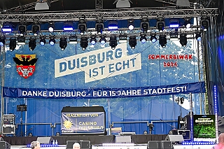 SommerBiwak 2026- 07-19 01  Sommerbiwak in der City - Die Premiere des Sommerbiwaks vom HDK am Sonntag des Duisburger Stadtfestes war vor 11 Jahren. In diesem Jahr präsentierte sich der HDK auch mit einem bunten Programm auf der Hauptbühne vor dem City-Palais. In diesem Rahmen stellten wir unsere Aktion für die Unterstützung der „Jecken Kids“ vor. : DVPJ, Toni I, Jules I., Prinz Karneval, Prinz, Prinzessin Aileen I., Hofmarschälle, Page, Pagen, Paginnen, HDK, Duisburg, Karneval, Helau, Tollität, Event, Session 2025, Session 2025, HDK Duisburg, Hauptausschuss, Hauptausschuss Karneval Duisburg, Duisburg ist echt