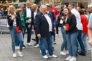 SommerBiwak 2026- 07-19 02  Sommerbiwak in der City - Die Premiere des Sommerbiwaks vom HDK am Sonntag des Duisburger Stadtfestes war vor 11 Jahren. In diesem Jahr präsentierte sich der HDK auch mit einem bunten Programm auf der Hauptbühne vor dem City-Palais. In diesem Rahmen stellten wir unsere Aktion für die Unterstützung der „Jecken Kids“ vor. : DVPJ, Toni I, Jules I., Prinz Karneval, Prinz, Prinzessin Aileen I., Hofmarschälle, Page, Pagen, Paginnen, HDK, Duisburg, Karneval, Helau, Tollität, Event, Session 2025, Session 2025, HDK Duisburg, Hauptausschuss, Hauptausschuss Karneval Duisburg, Duisburg ist echt