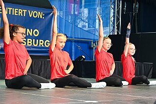 SommerBiwak 2026- 07-19 04  Sommerbiwak in der City - Die Premiere des Sommerbiwaks vom HDK am Sonntag des Duisburger Stadtfestes war vor 11 Jahren. In diesem Jahr präsentierte sich der HDK auch mit einem bunten Programm auf der Hauptbühne vor dem City-Palais. In diesem Rahmen stellten wir unsere Aktion für die Unterstützung der „Jecken Kids“ vor. : DVPJ, Toni I, Jules I., Prinz Karneval, Prinz, Prinzessin Aileen I., Hofmarschälle, Page, Pagen, Paginnen, HDK, Duisburg, Karneval, Helau, Tollität, Event, Session 2025, Session 2025, HDK Duisburg, Hauptausschuss, Hauptausschuss Karneval Duisburg, Duisburg ist echt