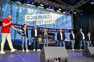 SommerBiwak 2026- 07-19 21  Sommerbiwak in der City - Die Premiere des Sommerbiwaks vom HDK am Sonntag des Duisburger Stadtfestes war vor 11 Jahren. In diesem Jahr präsentierte sich der HDK auch mit einem bunten Programm auf der Hauptbühne vor dem City-Palais. In diesem Rahmen stellten wir unsere Aktion für die Unterstützung der „Jecken Kids“ vor. : DVPJ, Toni I, Jules I., Prinz Karneval, Prinz, Prinzessin Aileen I., Hofmarschälle, Page, Pagen, Paginnen, HDK, Duisburg, Karneval, Helau, Tollität, Event, Session 2025, Session 2025, HDK Duisburg, Hauptausschuss, Hauptausschuss Karneval Duisburg, Duisburg ist echt