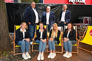 SommerBiwak 2026- 07-19 22  Sommerbiwak in der City - Die Premiere des Sommerbiwaks vom HDK am Sonntag des Duisburger Stadtfestes war vor 11 Jahren. In diesem Jahr präsentierte sich der HDK auch mit einem bunten Programm auf der Hauptbühne vor dem City-Palais. In diesem Rahmen stellten wir unsere Aktion für die Unterstützung der „Jecken Kids“ vor. : DVPJ, Toni I, Jules I., Prinz Karneval, Prinz, Prinzessin Aileen I., Hofmarschälle, Page, Pagen, Paginnen, HDK, Duisburg, Karneval, Helau, Tollität, Event, Session 2025, Session 2025, HDK Duisburg, Hauptausschuss, Hauptausschuss Karneval Duisburg, Duisburg ist echt