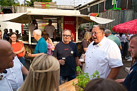 02 Geb Clemens Poschmann 2026-08-15 03  Sommerfest und ein runder Geburtstag - Gemäß ihren Motto „Gemeinsam. Nicht alleine. Von Bürgern für Bürger“ feierte die Bürgergarde Duisburg am Schützenhaus am Reiserpfad in Duisburg Rahm ihr grün-rotes Sommerfest. Ein Besuch, zu Eheren von Clemens Poschmanns 60. Geburtstag, durfte auch nicht fehlen. : DVPJ, Toni I, Jules I., Prinz Karneval, Prinz, Prinzessin Aileen I., Hofmarschälle, Page, Pagen, Paginnen, HDK, Duisburg, Karneval, Helau, Tollität, Event, Session 2025, Session 2025, HDK Duisburg, Hauptausschuss, Hauptausschuss Karneval Duisburg, Duisburg ist echt