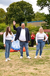 01 Sommerf SonnigSued 2026-08-29 10  Drei Sommerfeste am Ferienende - Das Wetter war am Samstag, 29. August, nicht so ganz in Sommer Laune. Aber wir ließen uns unsere gute Laune nicht verderben. So besuchten wir die KG Sonniger Süden, 5-faches Heimspiel, die KG Alle mann an Bord und die KG Rote Funken auf ihren Sommerfesten. : DVPJ, Toni I, Jules I., Prinz Karneval, Prinz, Prinzessin Aileen I., Hofmarschälle, Page, Pagen, Paginnen, HDK, Duisburg, Karneval, Helau, Tollität, Event, Session 2025, Session 2025, HDK Duisburg, Hauptausschuss, Hauptausschuss Karneval Duisburg, Duisburg ist echt