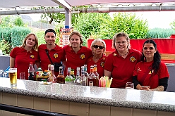 01 Sommerf SonnigSued 2026-08-29 14  Drei Sommerfeste am Ferienende - Das Wetter war am Samstag, 29. August, nicht so ganz in Sommer Laune. Aber wir ließen uns unsere gute Laune nicht verderben. So besuchten wir die KG Sonniger Süden, 5-faches Heimspiel, die KG Alle mann an Bord und die KG Rote Funken auf ihren Sommerfesten. : DVPJ, Toni I, Jules I., Prinz Karneval, Prinz, Prinzessin Aileen I., Hofmarschälle, Page, Pagen, Paginnen, HDK, Duisburg, Karneval, Helau, Tollität, Event, Session 2025, Session 2025, HDK Duisburg, Hauptausschuss, Hauptausschuss Karneval Duisburg, Duisburg ist echt