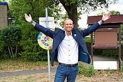 01 Sommerf SonnigSued 2026-08-29 21  Drei Sommerfeste am Ferienende - Das Wetter war am Samstag, 29. August, nicht so ganz in Sommer Laune. Aber wir ließen uns unsere gute Laune nicht verderben. So besuchten wir die KG Sonniger Süden, 5-faches Heimspiel, die KG Alle mann an Bord und die KG Rote Funken auf ihren Sommerfesten. : DVPJ, Toni I, Jules I., Prinz Karneval, Prinz, Prinzessin Aileen I., Hofmarschälle, Page, Pagen, Paginnen, HDK, Duisburg, Karneval, Helau, Tollität, Event, Session 2025, Session 2025, HDK Duisburg, Hauptausschuss, Hauptausschuss Karneval Duisburg, Duisburg ist echt