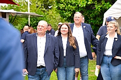 02 Sommerf AMaB 2026-08-29 01  Drei Sommerfeste am Ferienende - Das Wetter war am Samstag, 29. August, nicht so ganz in Sommer Laune. Aber wir ließen uns unsere gute Laune nicht verderben. So besuchten wir die KG Sonniger Süden, 5-faches Heimspiel, die KG Alle mann an Bord und die KG Rote Funken auf ihren Sommerfesten. : DVPJ, Toni I, Jules I., Prinz Karneval, Prinz, Prinzessin Aileen I., Hofmarschälle, Page, Pagen, Paginnen, HDK, Duisburg, Karneval, Helau, Tollität, Event, Session 2025, Session 2025, HDK Duisburg, Hauptausschuss, Hauptausschuss Karneval Duisburg, Duisburg ist echt