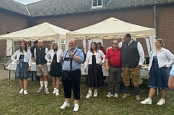 02 Weinf KG-RG Laar 2026-09-26 01  Tour am Samstag 26. September - Wir begannen die Tour mit dem Besuch beim Festakt zur Einweihung der „Anne Frank Gesamtschule*. Danach führte uns der Weg zum „4. Rot-Goldenem Weinfest“ der KG Rot-Gold in Laar. Der Abschluss war dann im Festzelt in Serm, „O´zapft is! beim Oktoberfest. : DVPJ, Toni I, Jules I., Prinz Karneval, Prinz, Prinzessin Aileen I., Hofmarschälle, Page, Pagen, Paginnen, HDK, Duisburg, Karneval, Helau, Tollität, Event, Session 2025, Session 2025, HDK Duisburg, Hauptausschuss, Hauptausschuss Karneval Duisburg, Duisburg ist echt